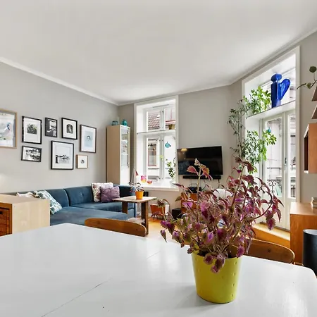 아파트 Centrally Located With Balcony