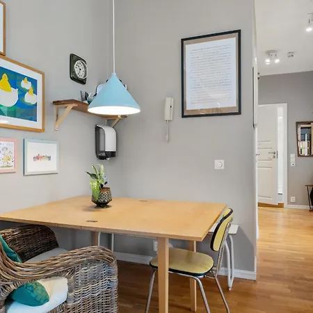 Centrally Located With Balcony * 베르겐
